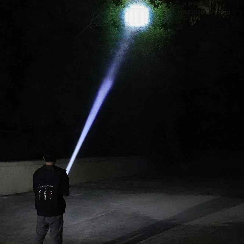 LED-Taschenlampe – Tragbar, Wasserdicht & Zoomfunktion für Camping & Outdoor